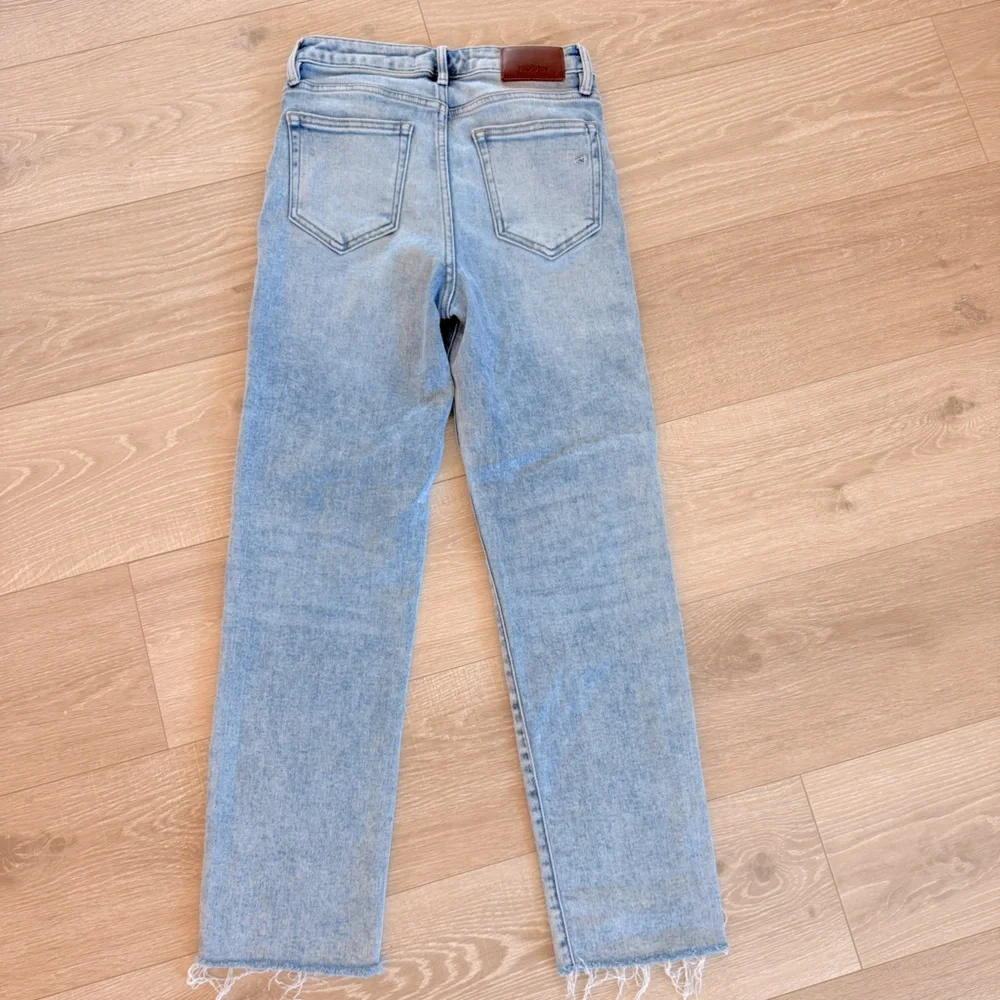 Hidden Tracey Criss-cross Light Distressed Women's Jeans 26 like new! - Picture 2 of 10